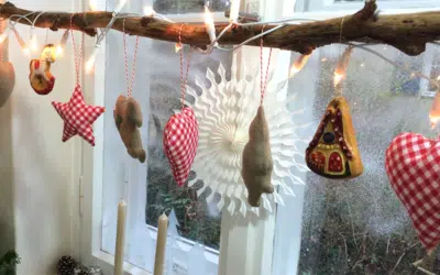5 Easy to Make Christmas Decorations to Hang From Your Windows