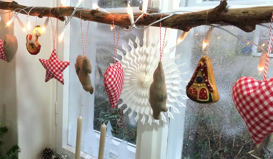 5 Easy to Make Christmas Decorations to Hang From Your Windows